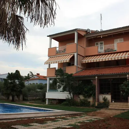Aura Apartment *